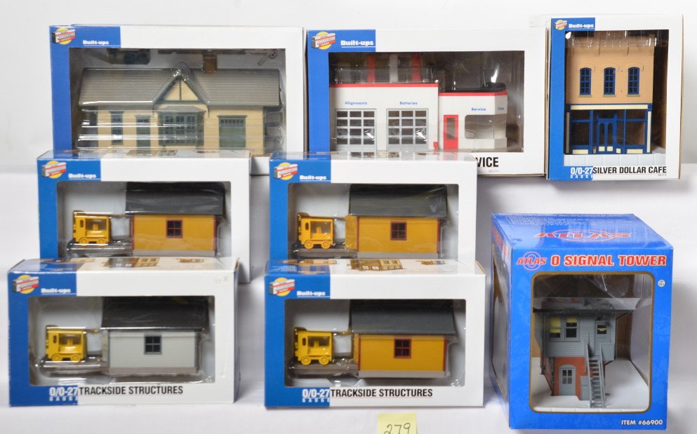 8 Walthers and Atlas O buildings speeder shed, gas: Walthers and Atlas O built up buildings in OBs. Includes three 933-2701 yellow siding speeder sheds, 933-2710 gray siding speeder shed, 933-2707 Golden Valley depot, 933-2714 Dave?s Super Service gara