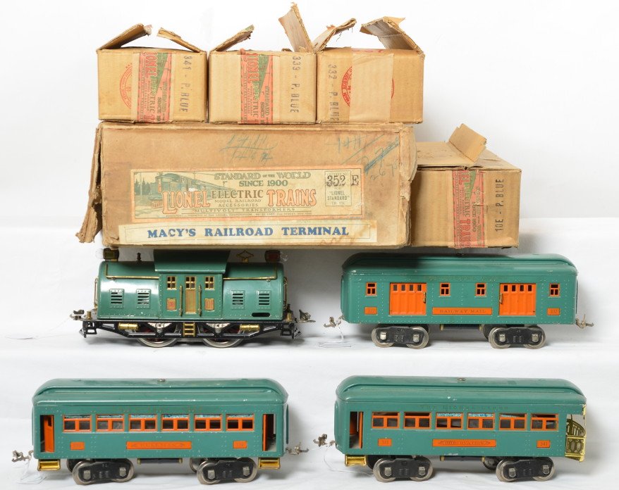 Lionel MacyÍs Outfit No. 352 peacock 10E passenger in: Prewar Lionel standard gauge MacyÍs Outfit No. 352 E for Standard Gauge Track. Set is comprised of 10E center cab electric loco, 332 Railway Mail, 339 Pullman, and 341 observation passenger cars, all