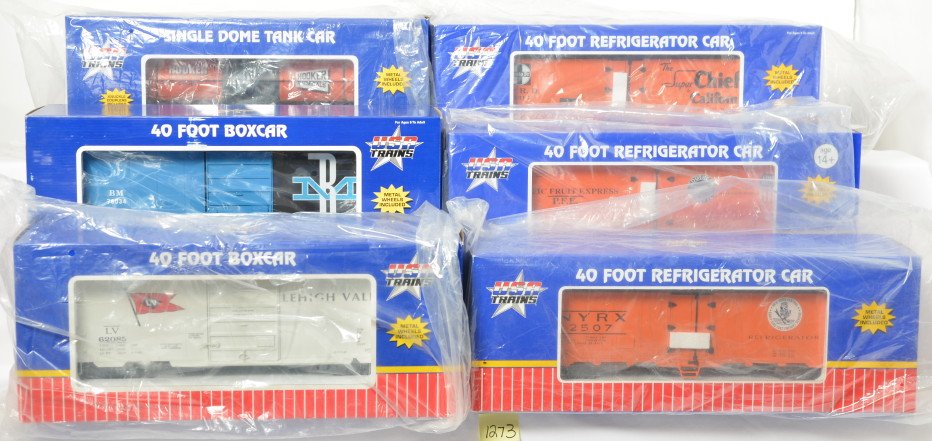 USA Trains, five boxcar/reefers and a tank car in OB,: Modern era USA Trains G scale freight cars in original boxes, unrun C9-10. Boxes show little wear. R16501 (35315) SFE ñThe SCî refrigerator car, R15120 (24063) Hooker 10000 gallon single dome, R1650