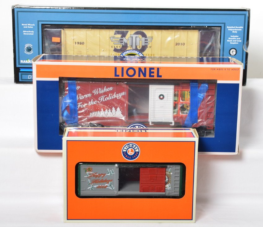 Lionel and MTH G scale freight cars in original boxes: Modern era Lionel and MTH RailKing G scale/1 gauge freight cars in original boxes, C8-10 some unrun. Lionel; 87032 2009 Christmas boxcar and 87030 2008 holiday boxcar. MTH RailKing 70-75031 2010 DAP (