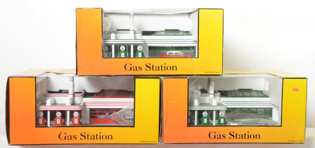 3 MTH operating gas stations Esso / Sinclair: MTH Railking modern O gauge operating gas stations in OBs. Includes two 30-91-1 Sinclair and 30-9106 Esso. Units are C7-8 layout used. A few loose parts in the OBs. OBs have corner and edge wear.