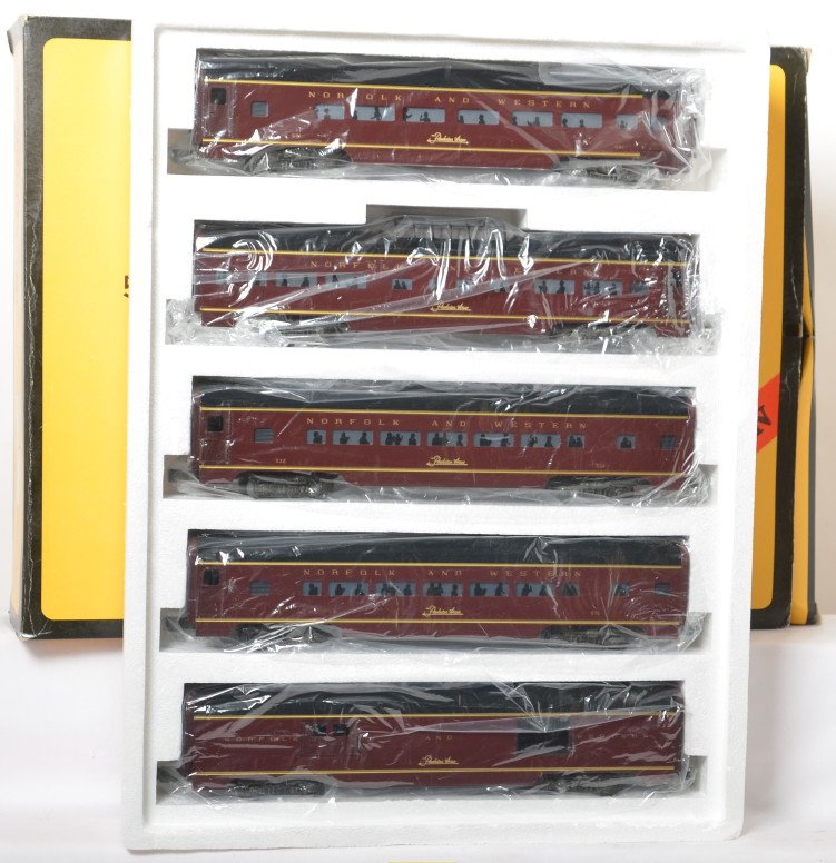 Williams 2800 aluminum 5 car N&W Pass Set: Williams modern O gauge 2800 Norfolk & Western aluminum 5-car set including; baggage, vista dome, two Pullmans and an observation in OB that shows some wear. Cars are C8+ with light run time. OB is wo