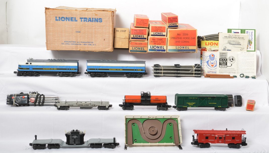Boxed Lionel 2269W B&O 2368 diesel freight set: Postwar Lionel O gauge 2269W Baltimore and Ohio F3 diesel freight set in original boxes, comprising of: 2368P and 2368C Baltimore and Ohio EMD F3 diesel A-B units, 3356 operating horse car and corral,