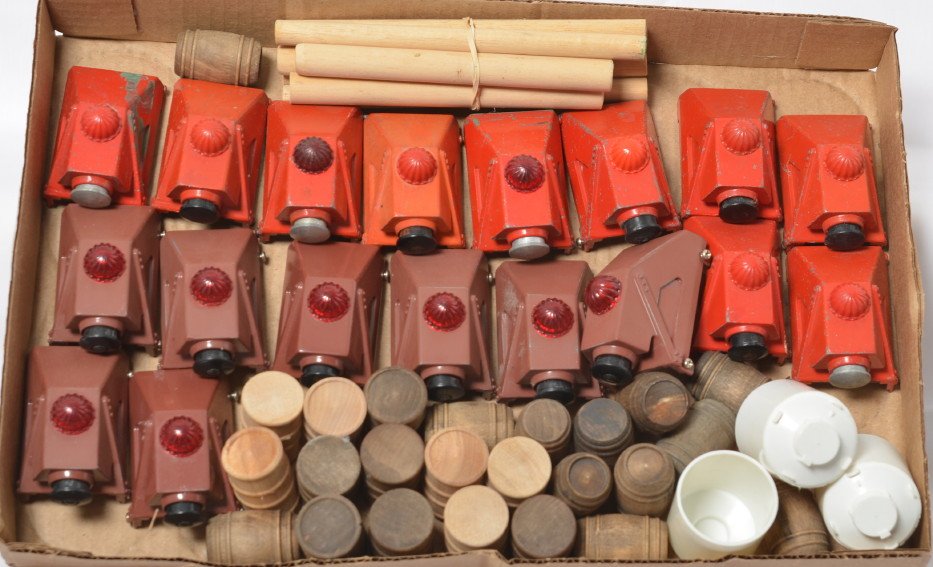 Lionel 260 and 2283 bumpers, plus barrels and more: Lionel modern and postwar O gauge accessories. Includes ten 260 bumpers, eight 2283 bumpers, twelve wooden drums, twelve wooden barrels, logs, and three repro canisters. This is a General Condition lo