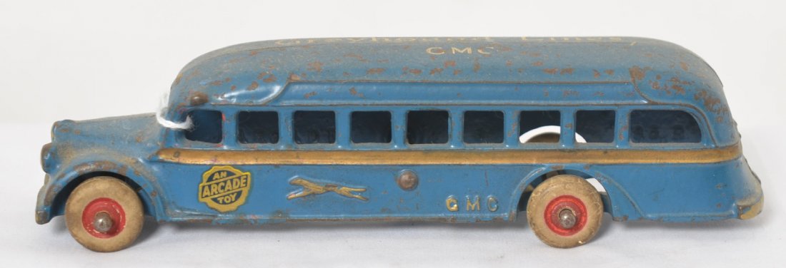 Arcade cast iron 385 Greyhound Lines GMC bus 7-1/2î: Cast iron Arcade 385 Greyhound Lines GMC 7-1/2 inch bus. Appears to be in original paint. Very little shrink cracks in tires.