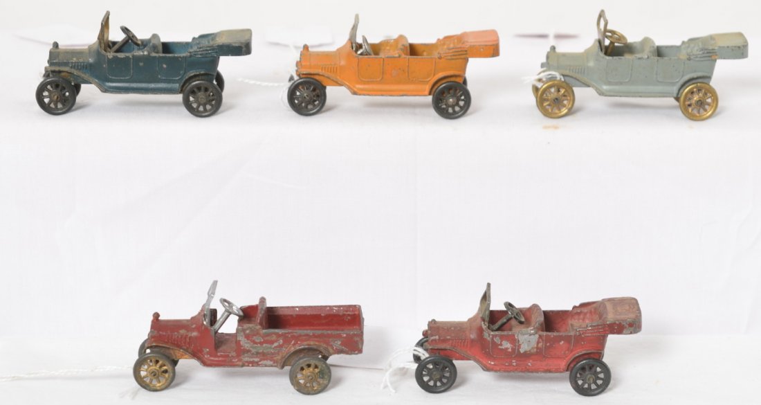 Five Tootsietoy? diecast lead 1910-1920Ís autos and: Five Tootsietoy? diecast lead cars, 1910-1920Ís style (Oldsmobile, Buick, ???) automobiles and truck. One is missing the windshield, one windshield may be repro. Toys are otherwise in original paint