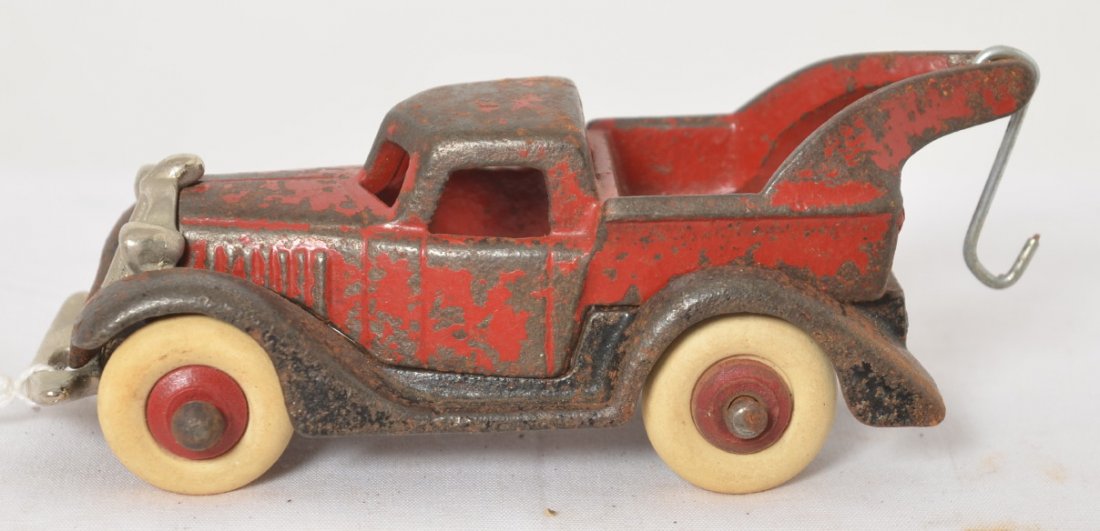 Cast iron tow truck 4-5/8 long 1920-30Ís style: Early cast iron tow truck toy, measures approximately 4-5/8 inches long. Truck appears to be in original condition except tires. Hubley, Arcade, A.C. Williams, Kenton, ???