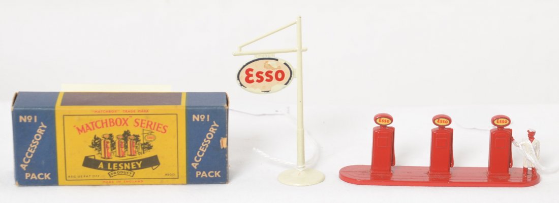 Matchbox No. 1 Acc. Pk Esso Pumps and Forecourt in OB: Diecast lead Matchbox made by Lesney Accessory Pack No. 1 A-1 Esso Pumps and Forecourt Sign in original box, looks new showing no wear. Box has nick at flap, torn inner flap, otherwise square and soli