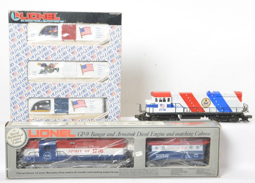 Lionel patriotic locos and cars 8665, 1776, 19599: Lionel modern O gauge patriotic trains including 8865 Bangor and Aroostook Bicentennial GP-9 and caboose, 1776 Spirit of 76Í U33C diesel locomotive, and 19599 Old Glory boxcar three pack. Trains are