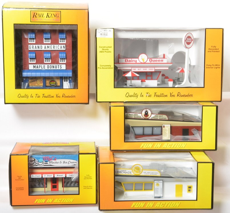 5 Railking restaurants Dairy Queen, Steam Dawgs, MelÍs: MTH Railking modern O gauge restaurant accessories in OBs. Five buildings include 90226 Maple Doughnuts, 90260 MelÍs Mocha, 90055 Steam Dawgs stand, 90056 Sunshine Lemonade stand, and 9069 Dairy Quee