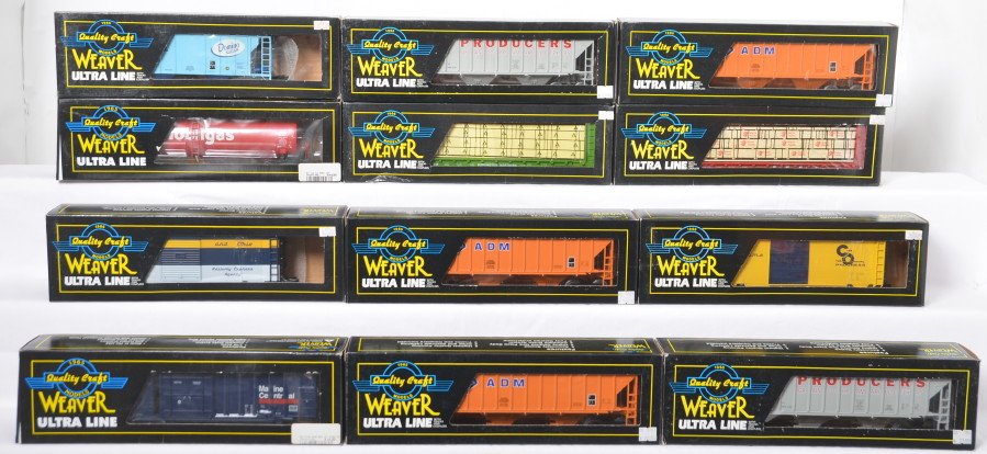 12 Weaver freight cars Domino, Maine Central, Mobilgas,: Weaver modern O gauge freight cars in OBs. Twelve cars total including 96101 Santa Fe flat, 2704 Burlington Northern flat, U4521LD Mobilgas tank car, 220 Chesapeake and Ohio PS-1 boxcar, two U3716 yel