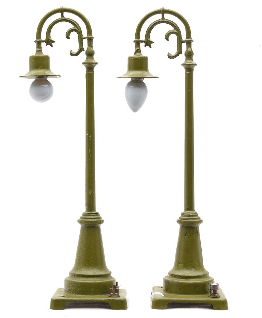 Lionel two 59 Olive Green Lamp Posts: Lionel prewar O gauge two 59 olive green lamp posts C7.