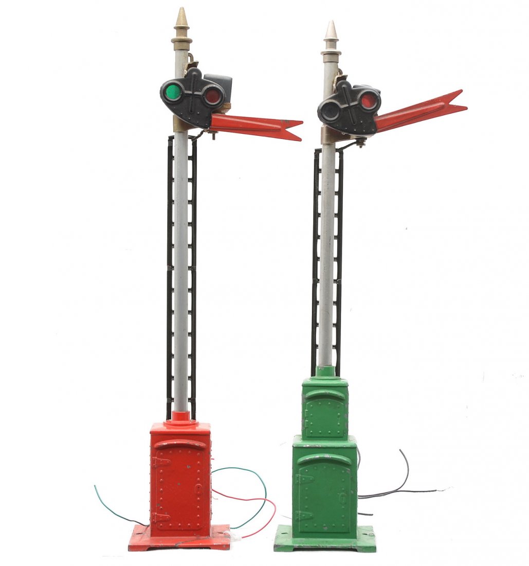 Lionel 082 Train Control Semaphore 80 Semaphore: Lionel prewar O gauge 082 train control semaphore with a 45N green base, aluminum pole, black ladder and nickel finial. Also included is an 80 semaphore with red base, aluminum pole, black ladder and 