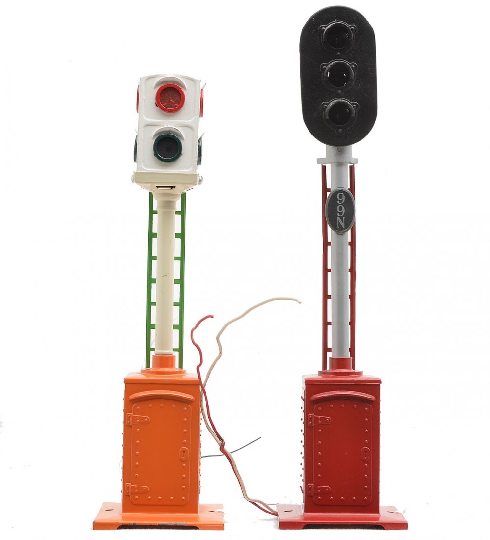 Lionel 99N Train Block Signal 78 Train Signal: Lionel prewar standard gauge 99N train control block signal with red base and ladder, aluminum pole and black signal head and a 78 train signal with an orange base, green ladder, cream pole and white 