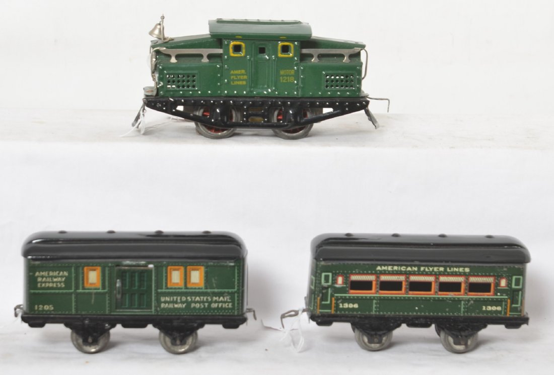 American Flyer prewar 1218, 1205 and 1306: American Flyer prewar O gauge set including 1218 loco, 1205 baggage and a 1306 Pullman. The roofs and the loco are probably repainted, rest of set is C7.