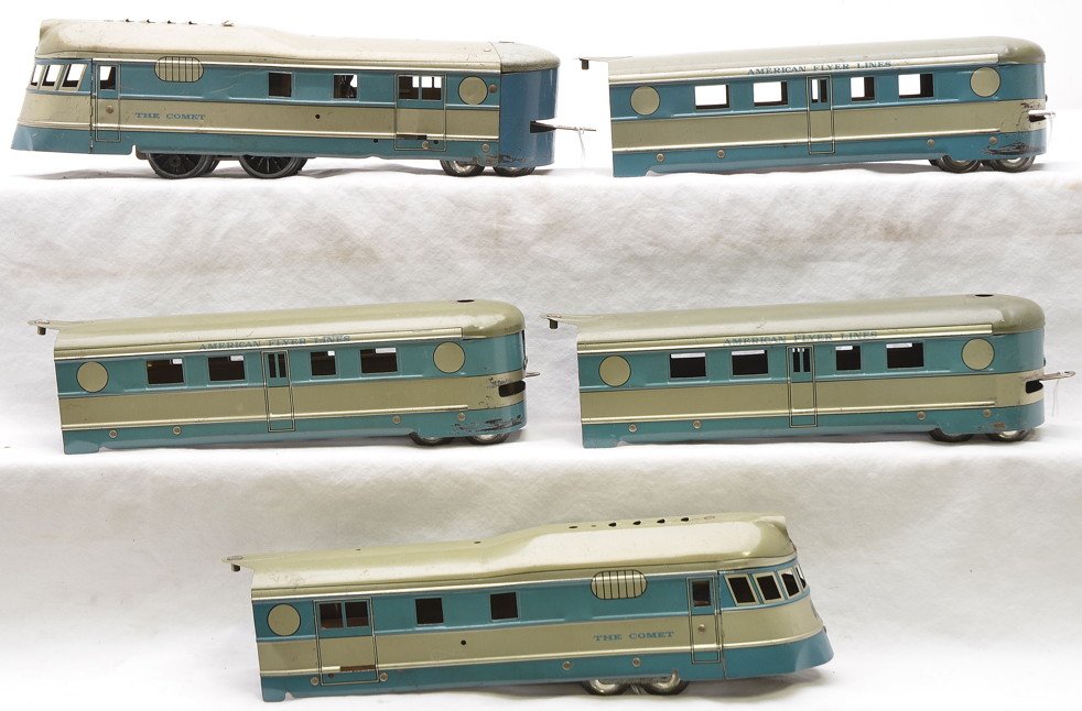 Am Flyer Comet Streamlined Litho Pass Set 992-RT: American Flyer prewar O gauge Comet streamlined lithographed passenger set no. 992-RT, circa 1936 containing; power car, three coaches and a trailing car. The coaches and trailing car have rust on the