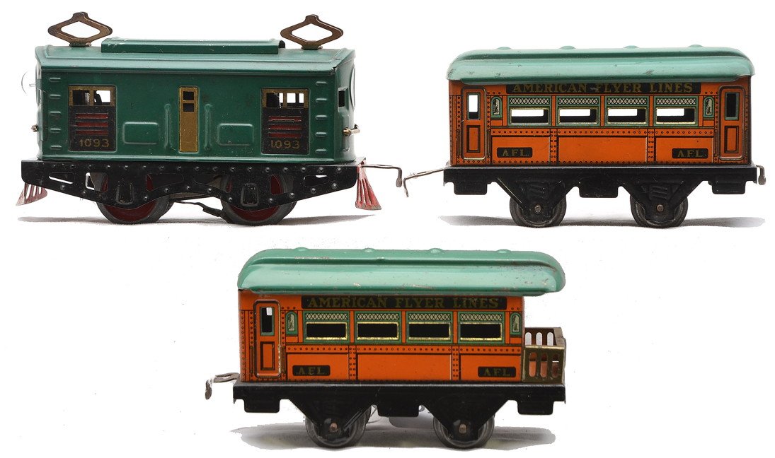 Am Flyer Orange Litho Pass Set 1093 1123 1124: American Flyer prewar O gauge orange lithographed passenger set containing; 1093 green electric loco, 1107 Pullman and 1107 observation. The four-wheel cars have green roofs and no journals. The set i