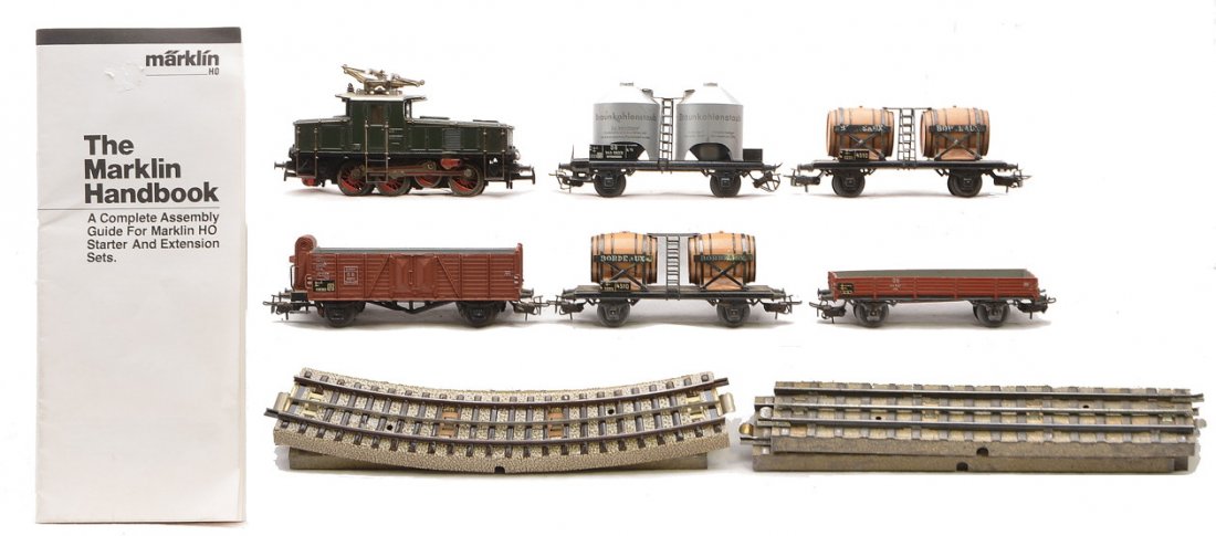 Marklin HO 3001 Loco 4510 4511 311 305 Freights: Marklin HO Gauge 3001 CE800 dark green switching locomotive which is marked E6302. Marklin HO freight cars including; two 4510 wine cars marked BORDEAUX with two tan plastic wine casks, 4511 pulverize