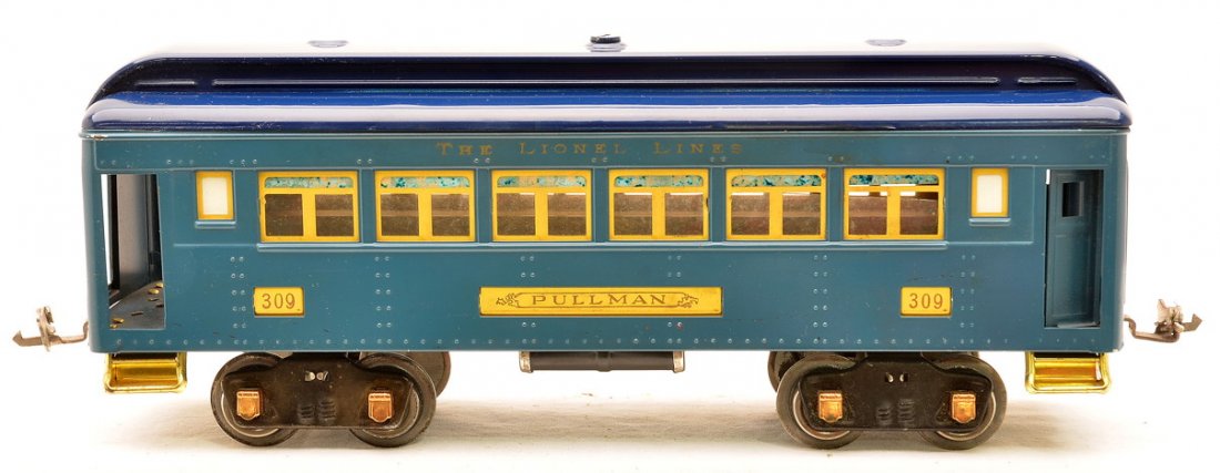 Lionel Std. Ga. 309 2-Tone Blue Pullman: Lionel prewar standard gauge 309 two-tone blue Pullman with cream inserts and copper journals, C8.