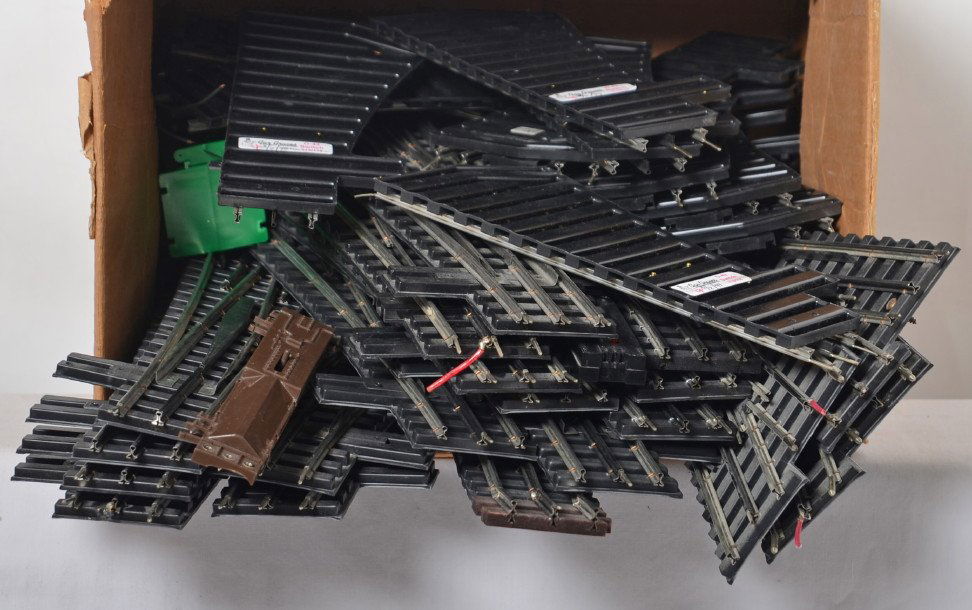 29 Gargraves and Ross switches: Modern O gauge Gargraves switches. Includes nine 0-100 left hand switches, four 0-100 right hand switches, six 0-42 left hand switches, four 0-42 right hand switches, three 0-100 switches with slightl