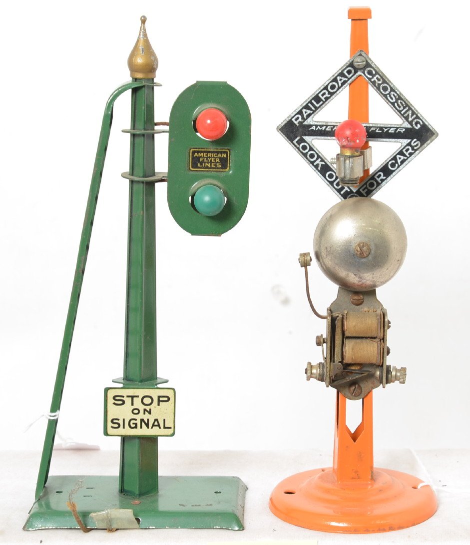 American Flyer 2218 block signal and crossing signal: Prewar American Flyer Wide/Narrow gauge accessories, 2218 operating block signal and Railroad Crossing Signal. Railroad crossing is repainted. Signals otherwise look C6.