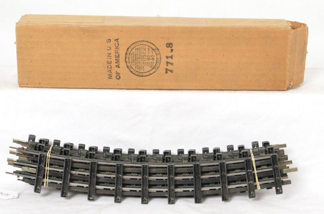 Lionel 771 curved track 8 sections T-Rail in OB: Prewar Lionel O gauge 771 curved track 8 sections T-Rail with connectors in original box, C6. Box is square and solid with no torn or missing flaps.