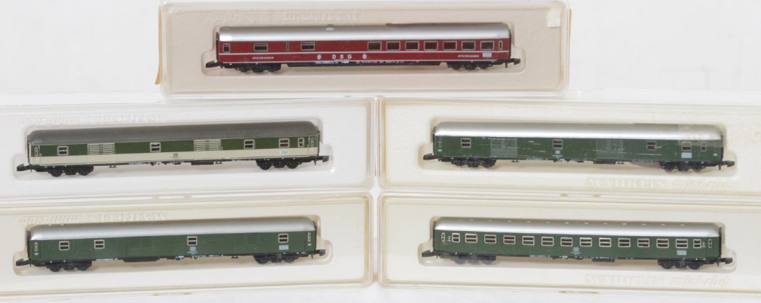 Marklin Z gauge passenger cars 8711, 8712, 8713, etc: Marklin Z gauge passenger cars in OBs. Five cars include DB 8711, DB 8712 in incorrect OB, DSG 8713 in incorrect in OB, DB 712, and DB 8722. Cars are C8+.