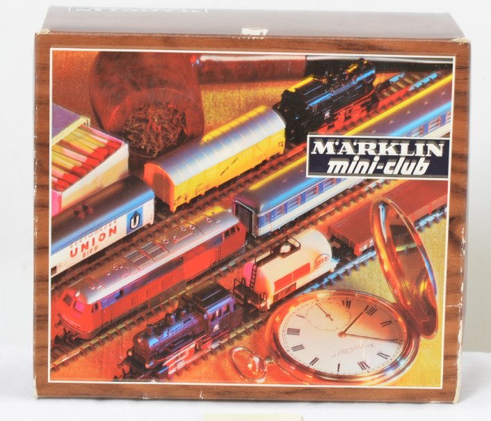 Marklin Z gauge DB 8902 passenger set: Marklin Z gauge Mini Club 8902 DB passenger set in OB. Set appears complete with track and wire. Trains are C8+. OB has light corner and edge wear.