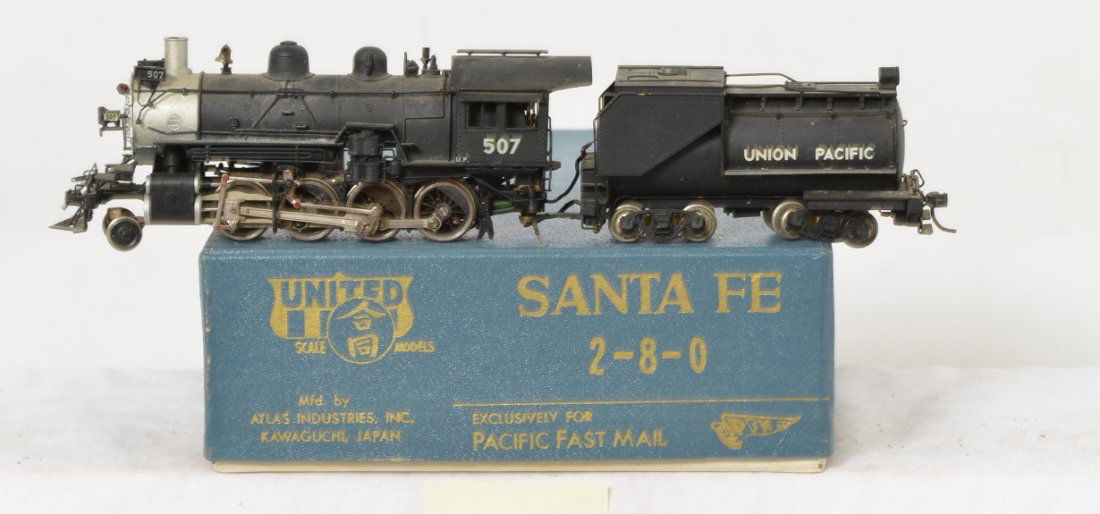 United Models brass Union Pacific 2-8-0: United Models HO brass Santa Fe 2-8-0 steam locomotive custom painted to Union Pacific road name. Loco is C7+ with a few small paint chips and shelf dust.