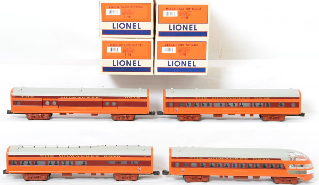 Lionel Milwaukee Road 4 car passenger set: Lionel modern O Gauge four Milwaukee Road passenger cars; 19185 Red River Valley coach, 19186 diner, 19187 Cedar Rapids skytop observation and 19188 baggage in OBs, cars are C8 with \ run time. OBs ha