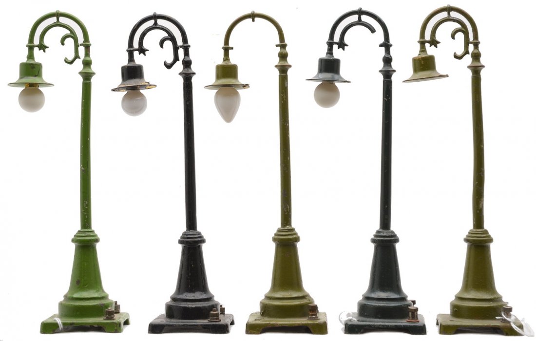 Lionel 5-59 Lamp Posts 2-O.Gr. 1-Dk.Gr. 1-P.Gr.: Lionel prewar O gauge five 59 lamp posts including two olive green, one dark green, one pea green and one repainted black. Two of the lamp posts have broken filigrees. Lamp posts are C5.