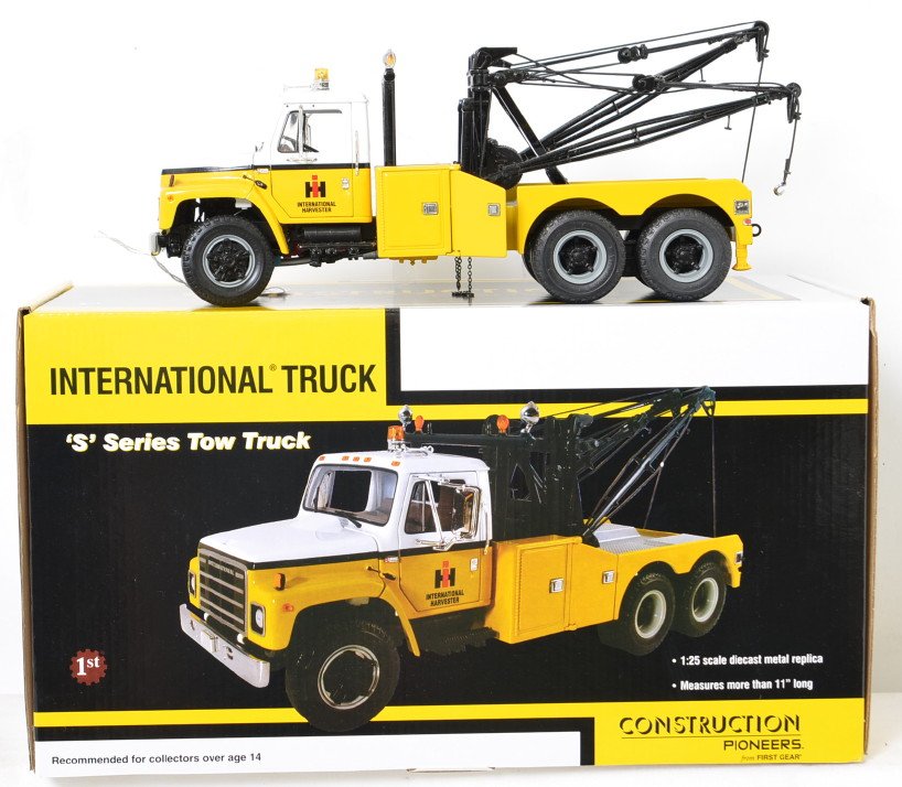 First Gear Construction Pioneers 40-0200 IntÃ•l S tow: First Gear Construction Pioneers 40-0200 International S Series tow truck, 1:25 scale diecast toy in original box missing trim pieces, displayed C8 area. Box shows no wear.