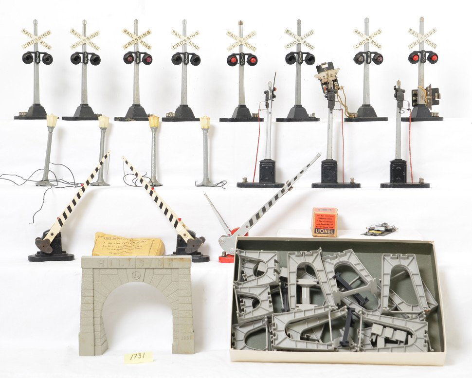 Large group Lionel O gauge accessories, many operating: Prewar and postwar Lionel O gauge 920, two 252, 152, four 71, eight 154 (one is prewar), three 151, two 154C, 154-23 envelope w/154C and 154-20 instructions sheet, 153C. One semaphore is missing arm/f