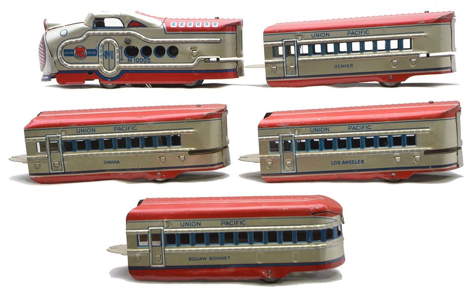 Marx Silver/Red Streamliner Litho UP Set M10000: Marx silver and red streamliner lithographed Union Pacific passenger set no. M10000 including; loco, Omaha coach, Los Angeles coach, Denver coach and a Squaw Bonnet observation. Set is C6.
