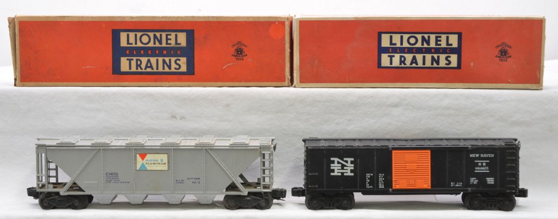 Lionel 6346 Alcoa Hopper 6464-425 NH Boxcar: Lionel postwar 6346 Alcoa covered quad hopper and a 6464-425 New Haven type III boxcar both in worn OBs. Cars are C6.