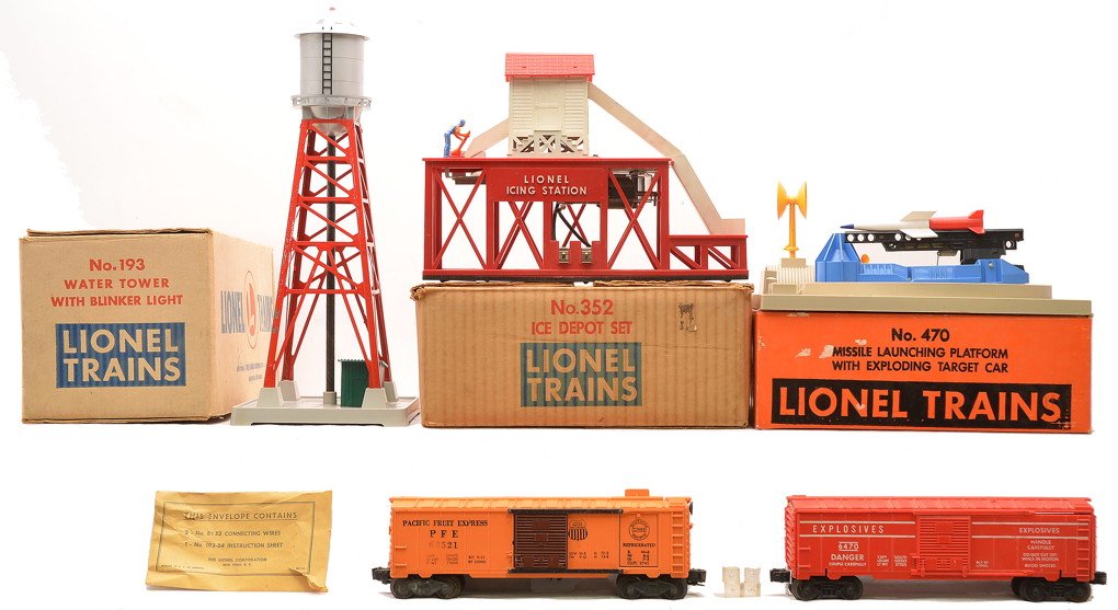 Lionel 193 Tower 352 Ice Depot 470 Launching: Lionel postwar 193 water tower with blinker light and envelope and a 352 ice depot set with station and 6352 Pacific Fruit Express refrigerator car with four ice cubes both in OBs. The 193 water tower