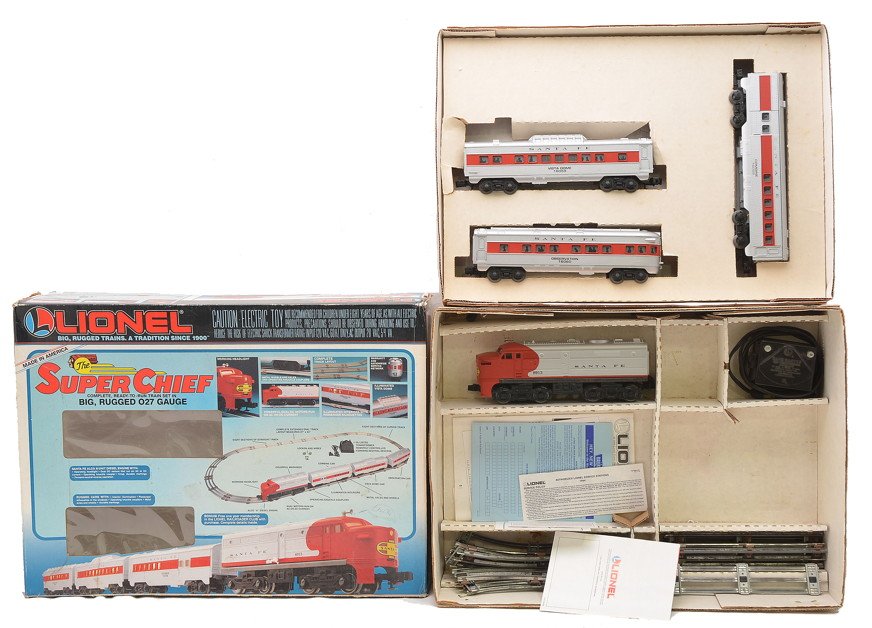 Lionel 11739 Super Chief Santa Fe Pass Set: Lionel 11739 Super Chief Santa Fe passenger set in OB, C7. Box is damaged.