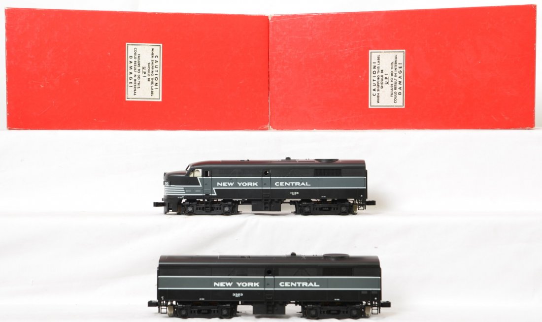 Weaver New York Central Alco FA and FB: Weaver modern O gauge New York Central 6530 and 6531 Alco FA and FB. Locos are C7-8, one small indentation on the nose of the A unit. OBs have mild corner wear.