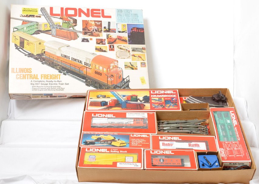 Lionel 1664 Illinois Central Freight Set: Lionel modern O gauge 1664 Illinois Central freight set with remote control drawbridge, figure-8 layout with switch and spur in individual OBs and set box C9 area, open but looks unused and complete.