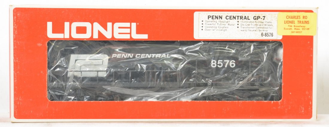 Lionel 8576 dummy Penn Central GP-7: Lionel modern O gauge 8576 Penn Central dummy GP-7 diesel locomotive in OB. Loco is C8 condition, OB has some light corner and shelf wear.