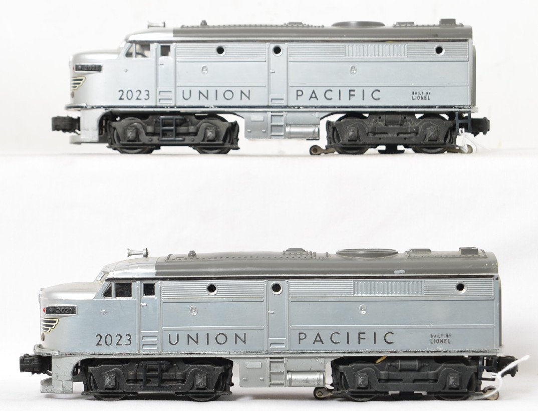 Lionel 2023 Union Pacific silver alco AA set: These two have just a little more than a test run on them and have fantastic clean silver sides but the frames do have some wear on the black painted edges. the roof edges have very minor paint loss a