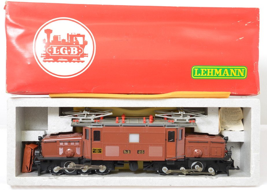 LGB 2040 brown Crocodile in OB: Great looking locomotive that does have a few broken plastic railings but is really nice otherwise. It does need a cleaning as well, C7-8. The original box with insert is included.