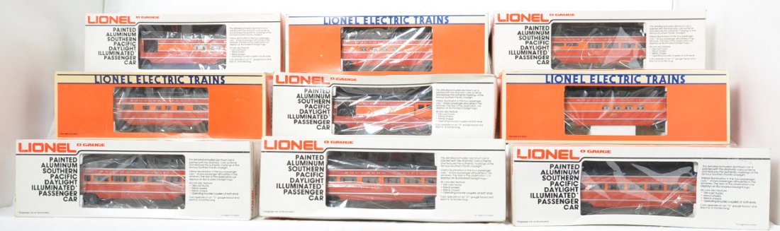 9 Lionel Southern Pacific passenger cars 7211, 9591,: Lionel modern O gauge Southern Pacific Daylight passenger cars including; 9589 baggage. 9590 combo, 7211 vista dome, two 19107 full vista domes, 9591 coach, 9592 coach, 7204 dining car and 9593 observ