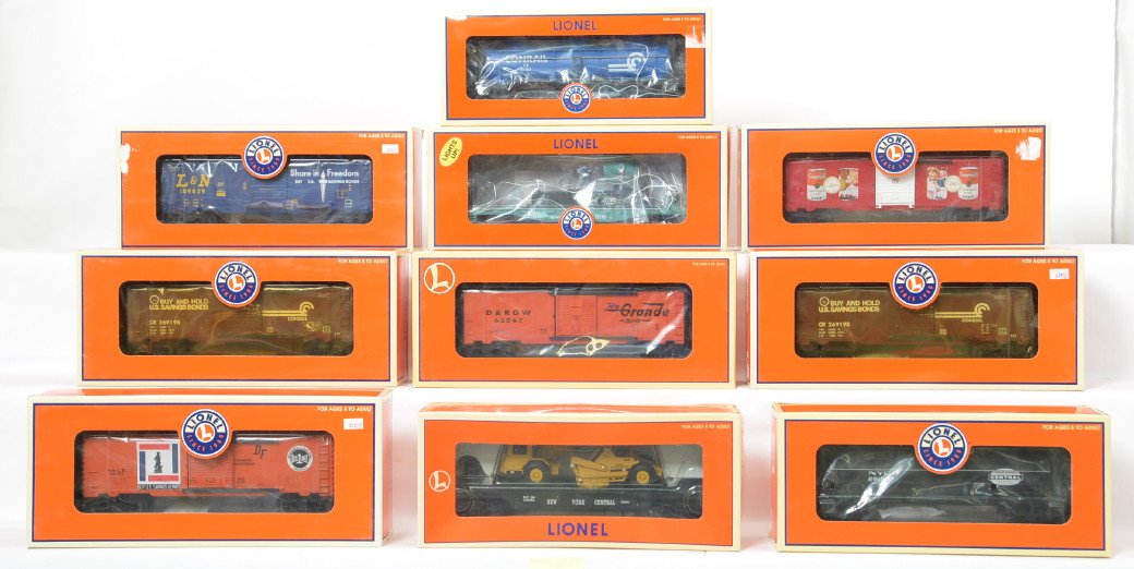 10 Lionel freight cars 39221, 39250, 39222, 39220, etc: Lionel modern O gauge freight cars in OB. Ten freight cars include 26810 New York Central searchlight, 39221 Louisville and Nashville boxcar, 16954 New York Central flat with scraper, 29268 Rio Grande