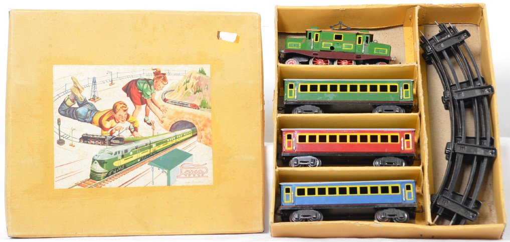 Paya 970 wind up passenger set in box: Great looking set in original box, made in Spain, with one locomotive and three passenger cars. Comes with six sections of curve track an a very nice original box with insert, no key included, C7.