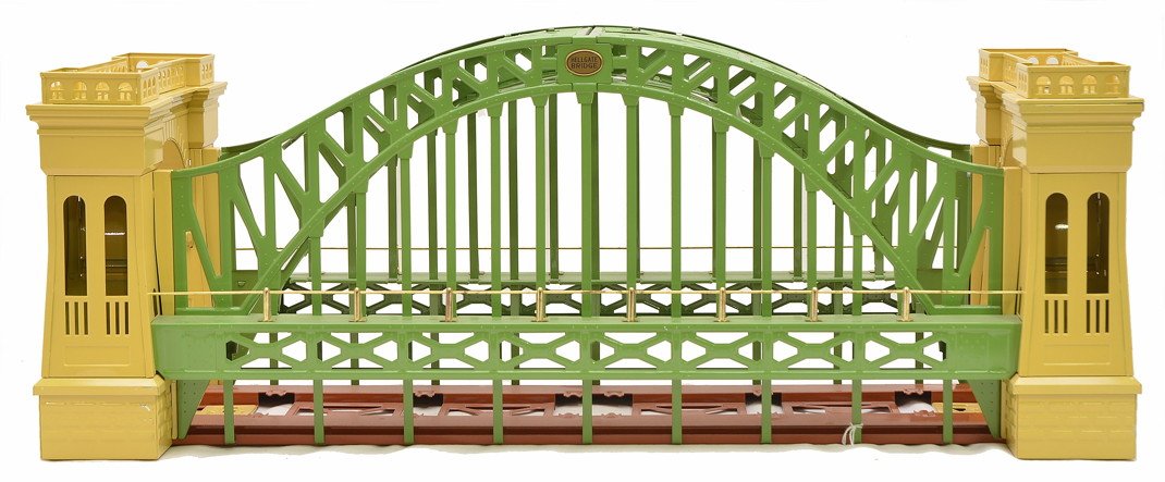 MTH TT 10-1015 Repro Lionel 300 Hell Gate Bridge: MTH Tinplate Traditions 10-1015 reproduction of the Lionel standard gauge no. 300 Hell Gate Bridge. Except for a couple of tiny nicks, bridge is C8.