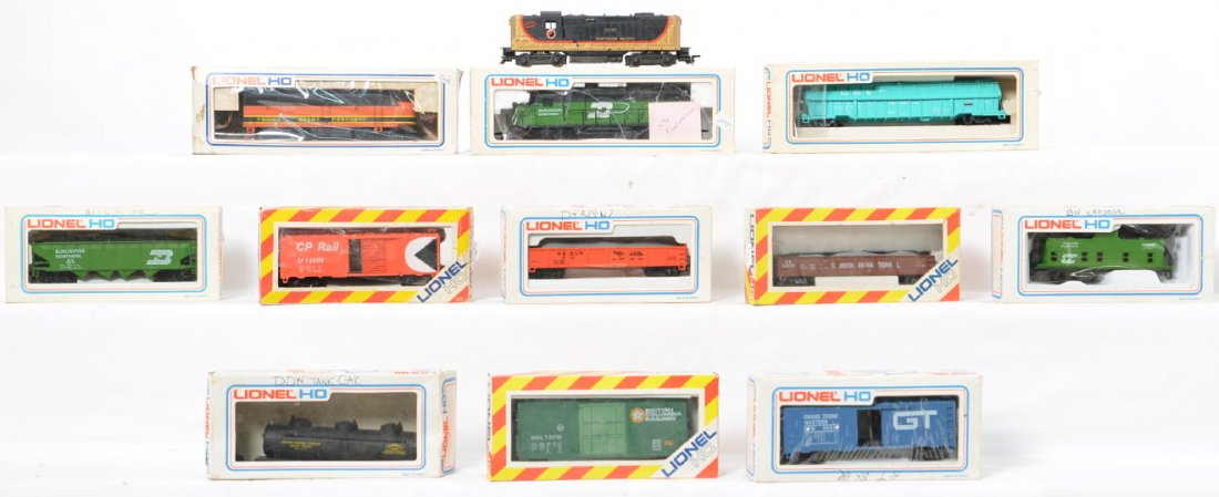 Lionel HO Locos and cars 0597, 5614, 181, etc: Lionel postwar and modern HO. Includes 0597 Northern Pacific GP-9. 5614 Great Northern Alco, Burlington Northern 181 GP loco, and nine freight cars. C6 to C8. See photos for best description.