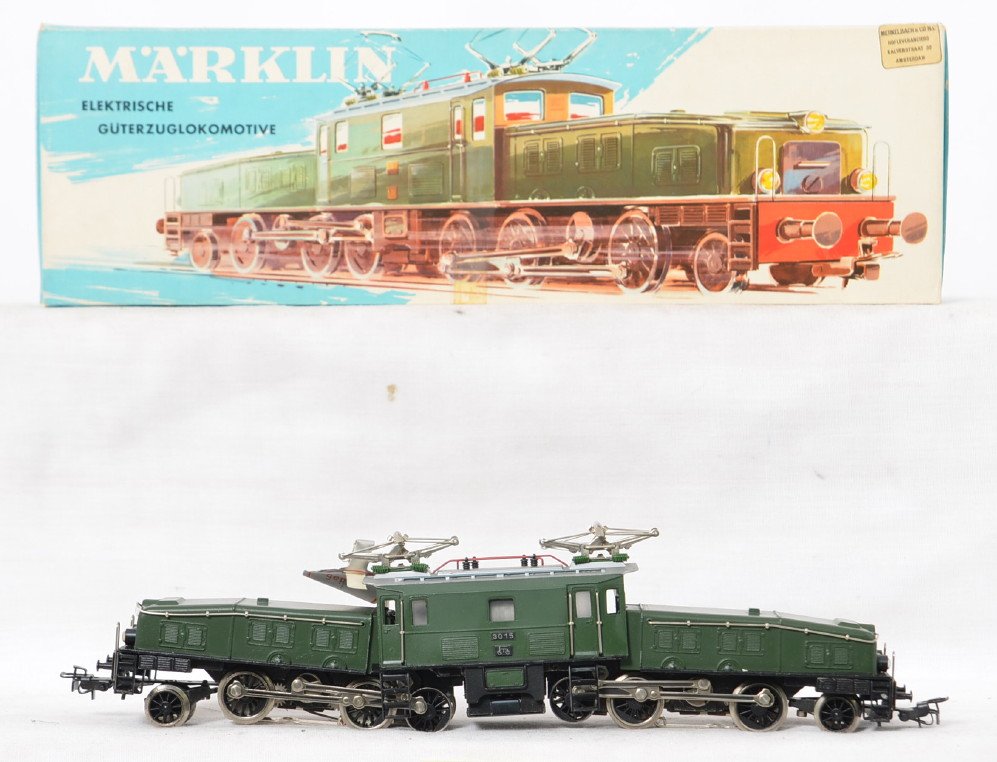 Marklin 3015 Heavy crocodile electric locomotive: Marklin modern HO 3015 heavy crocodile electric locomotive in OB. Incredible C9-10 condition. OB has some very light wear at corners. Original tag still on pantographs.