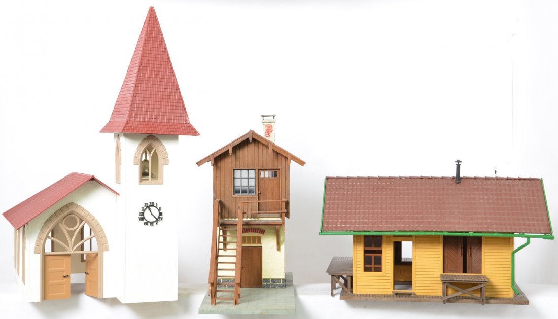 Group of LGB / Pola buildings and accessories: Modern G scale buildings and figures from LGB and Pola. Includes five kits that are fully built and in good condition, Pola 909 platform, twenty G scale figures, a small box of extra kit parts, and a 