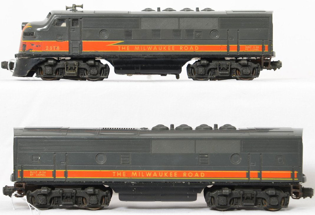Lionel Postwar O gauge 2378 Milwaukee Road F3 AB: Lionel Postwar O gauge 2378 Milwaukee Road F3 AB set. A unit has battery damage to the insides and all around the opening on the belly and on the cover, B unit has no screw cracks, C6 minus.